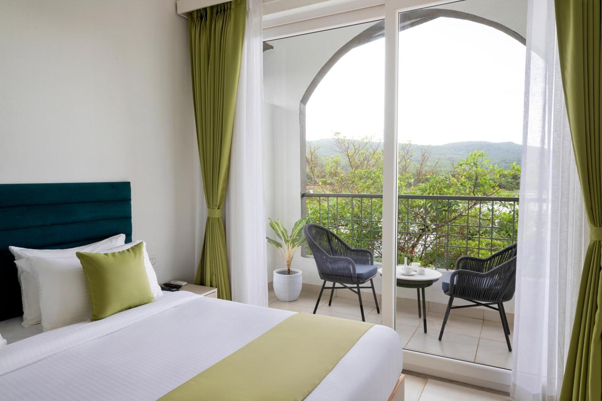 Stone Wood Hotel Amboli Exterior photo