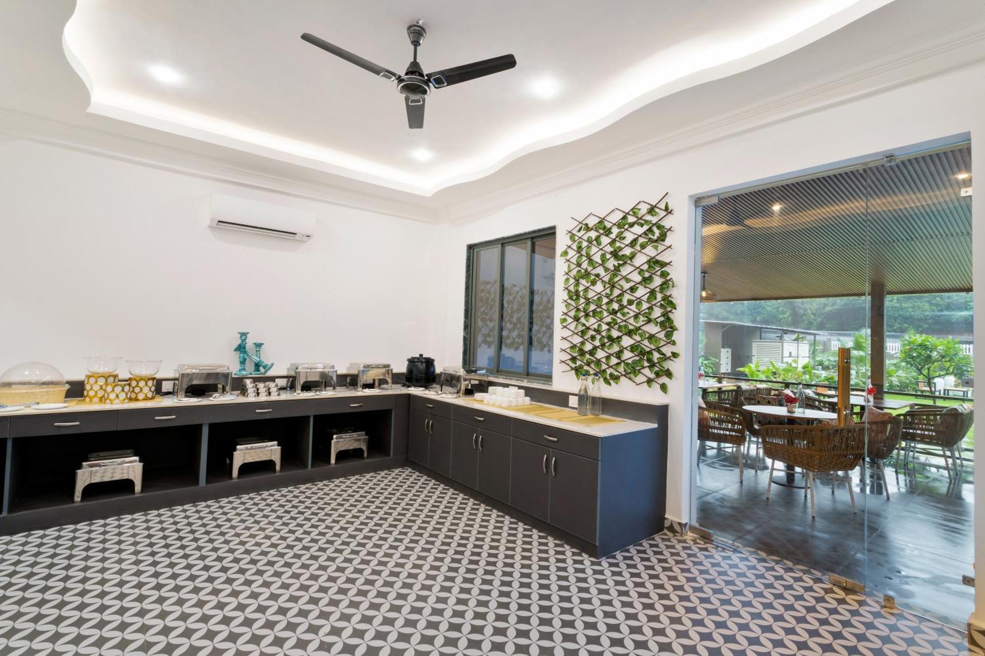 Stone Wood Hotel Amboli Exterior photo
