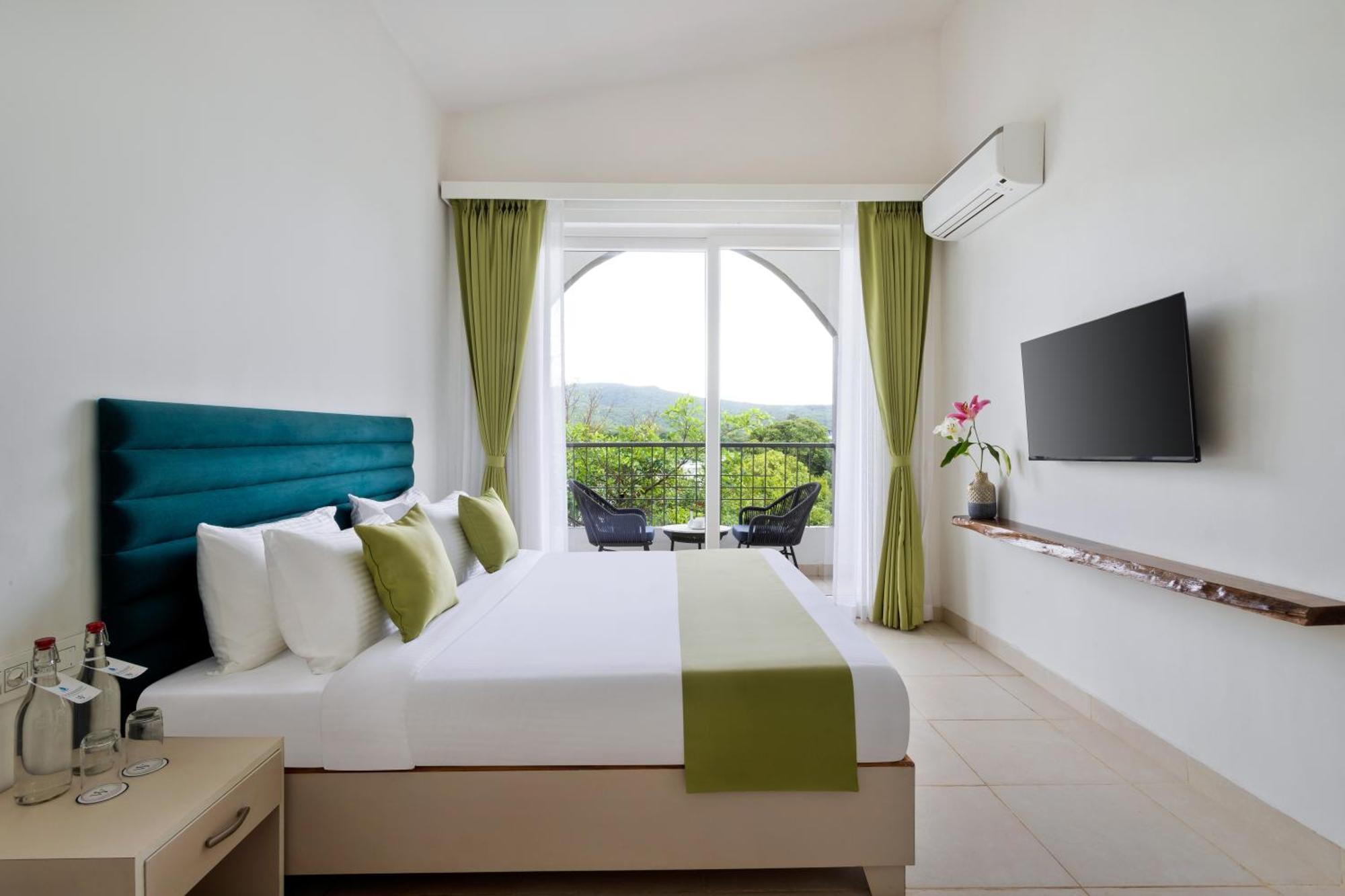 Stone Wood Hotel Amboli Exterior photo