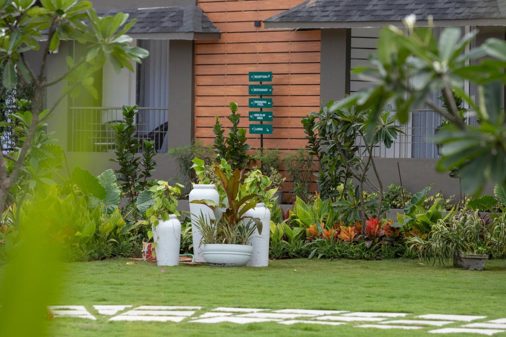 Stone Wood Hotel Amboli Exterior photo