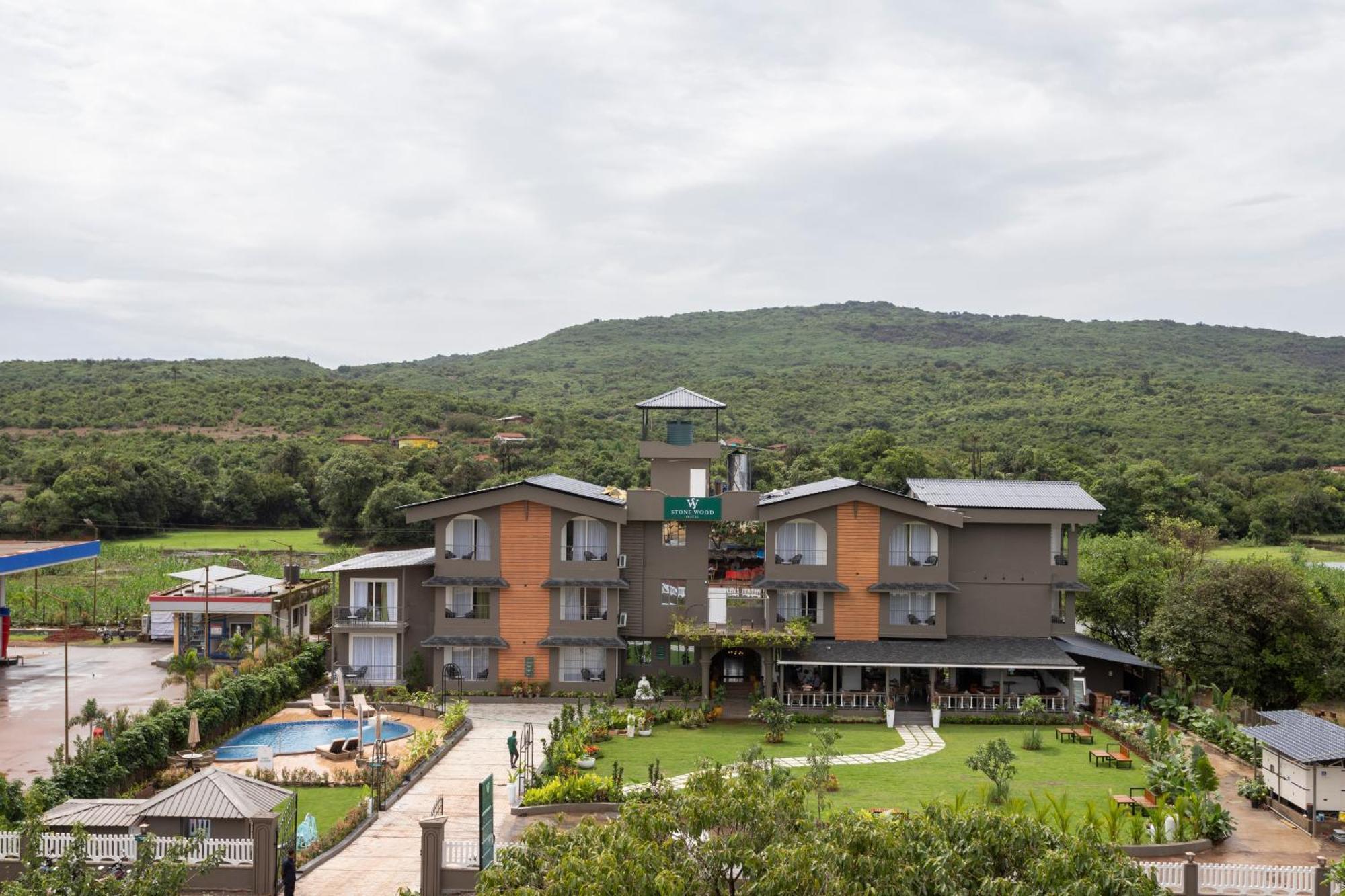 Stone Wood Hotel Amboli Exterior photo