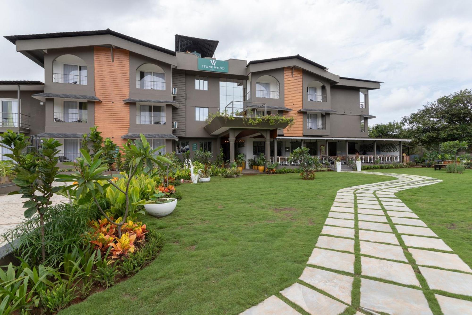 Stone Wood Hotel Amboli Exterior photo