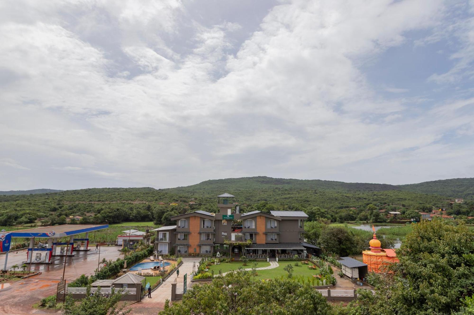 Stone Wood Hotel Amboli Exterior photo