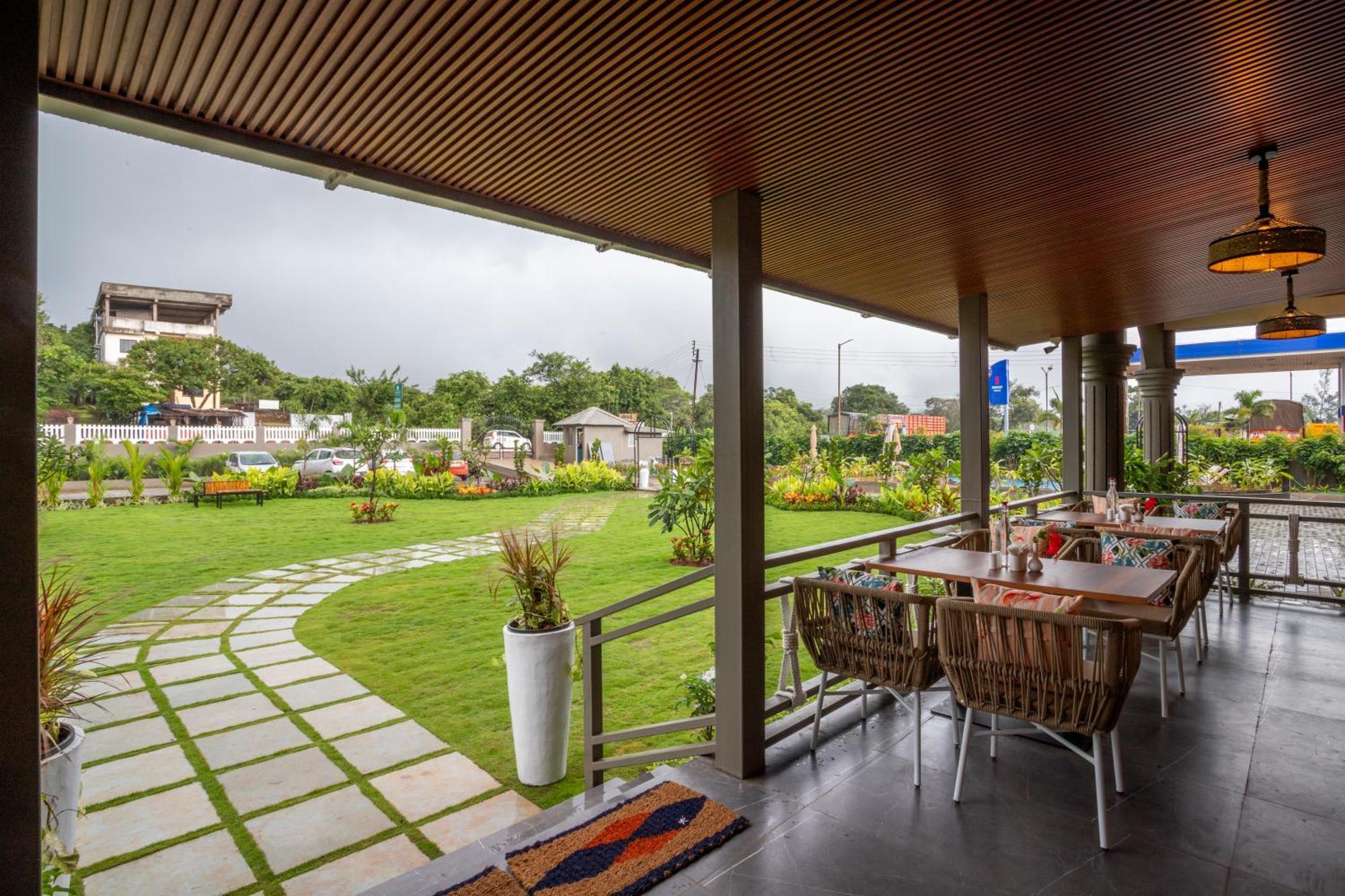 Stone Wood Hotel Amboli Exterior photo